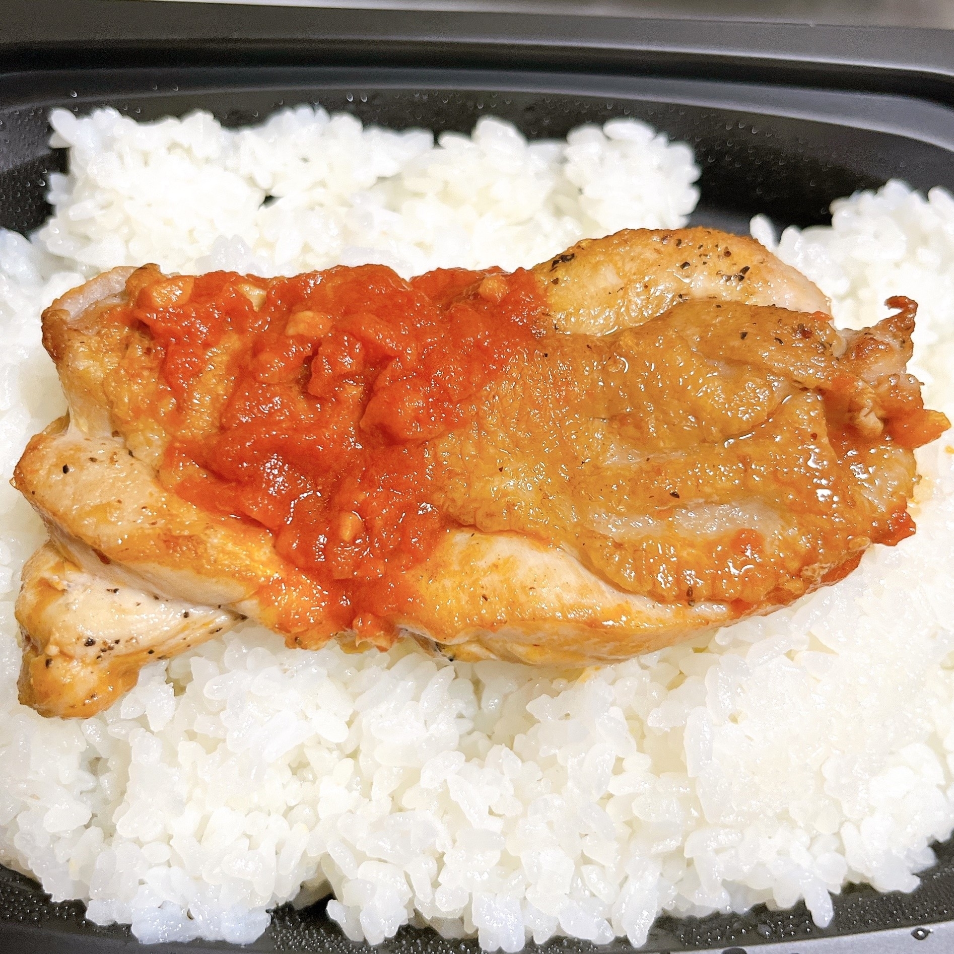 ガストのオススメのメニュー「カットステーキ肉盛りプレート弁当」