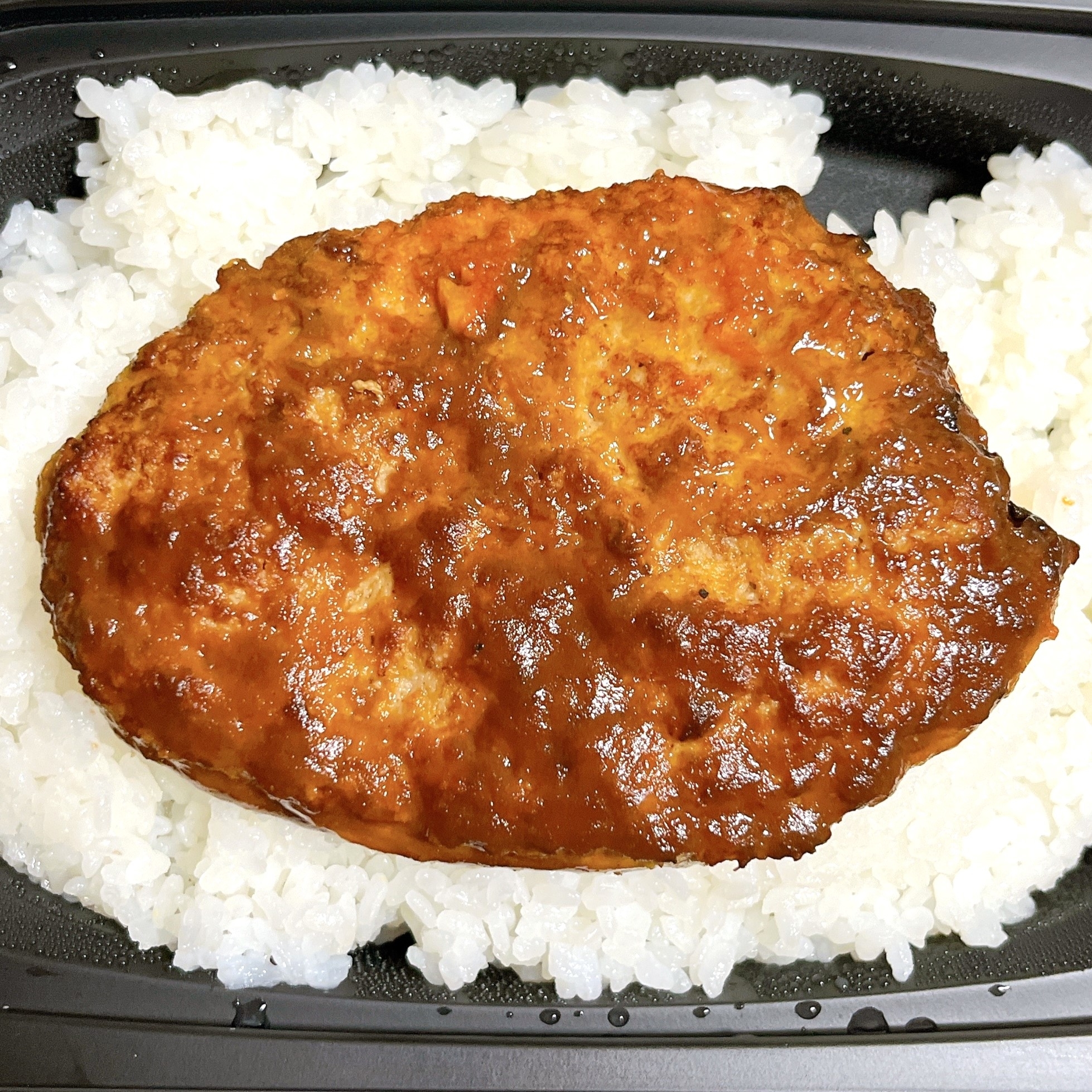 ガストのオススメのメニュー「カットステーキ肉盛りプレート弁当」