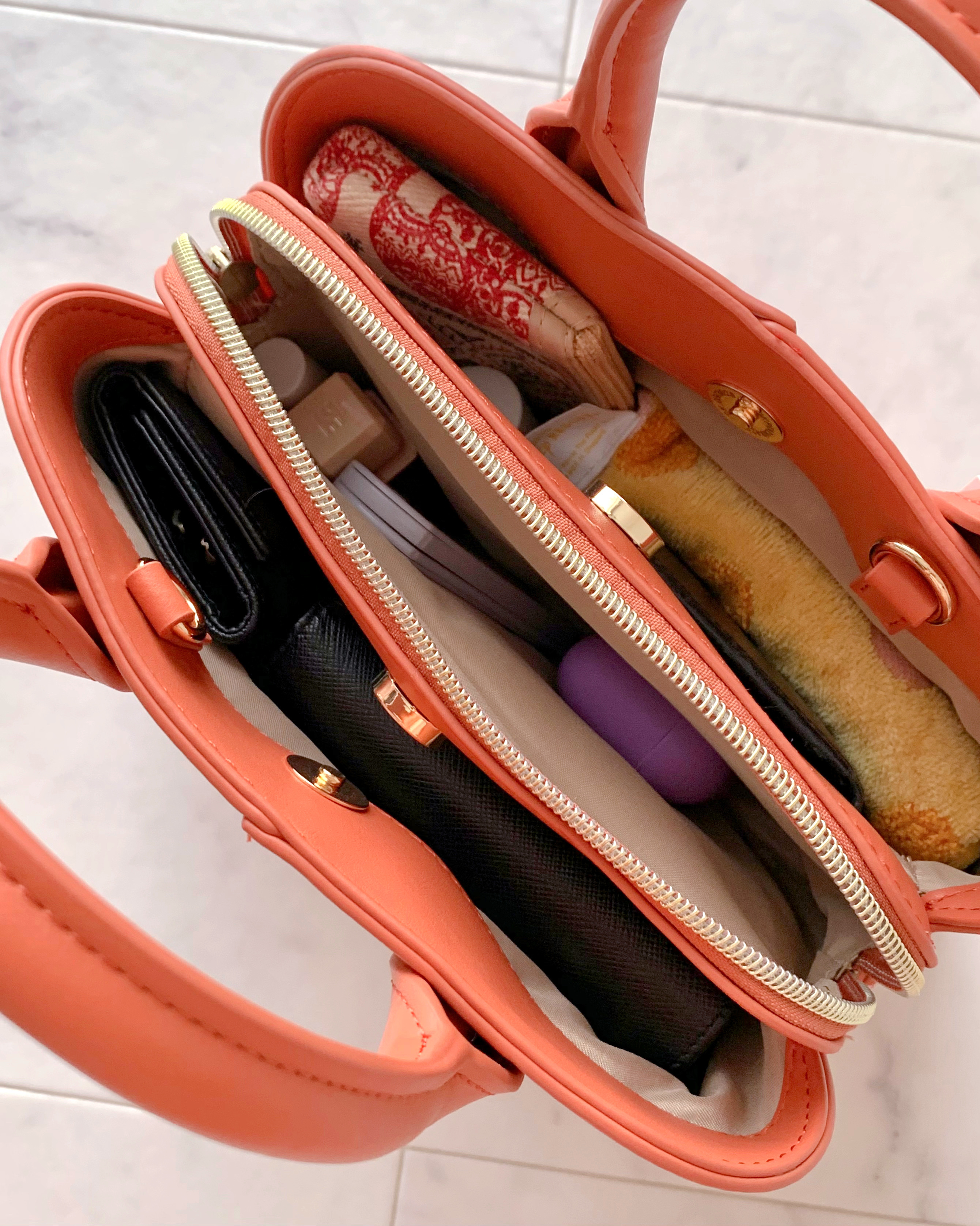 GUのおすすめファッションアイテム「ボストンスクエアショルダーバッグ+E」