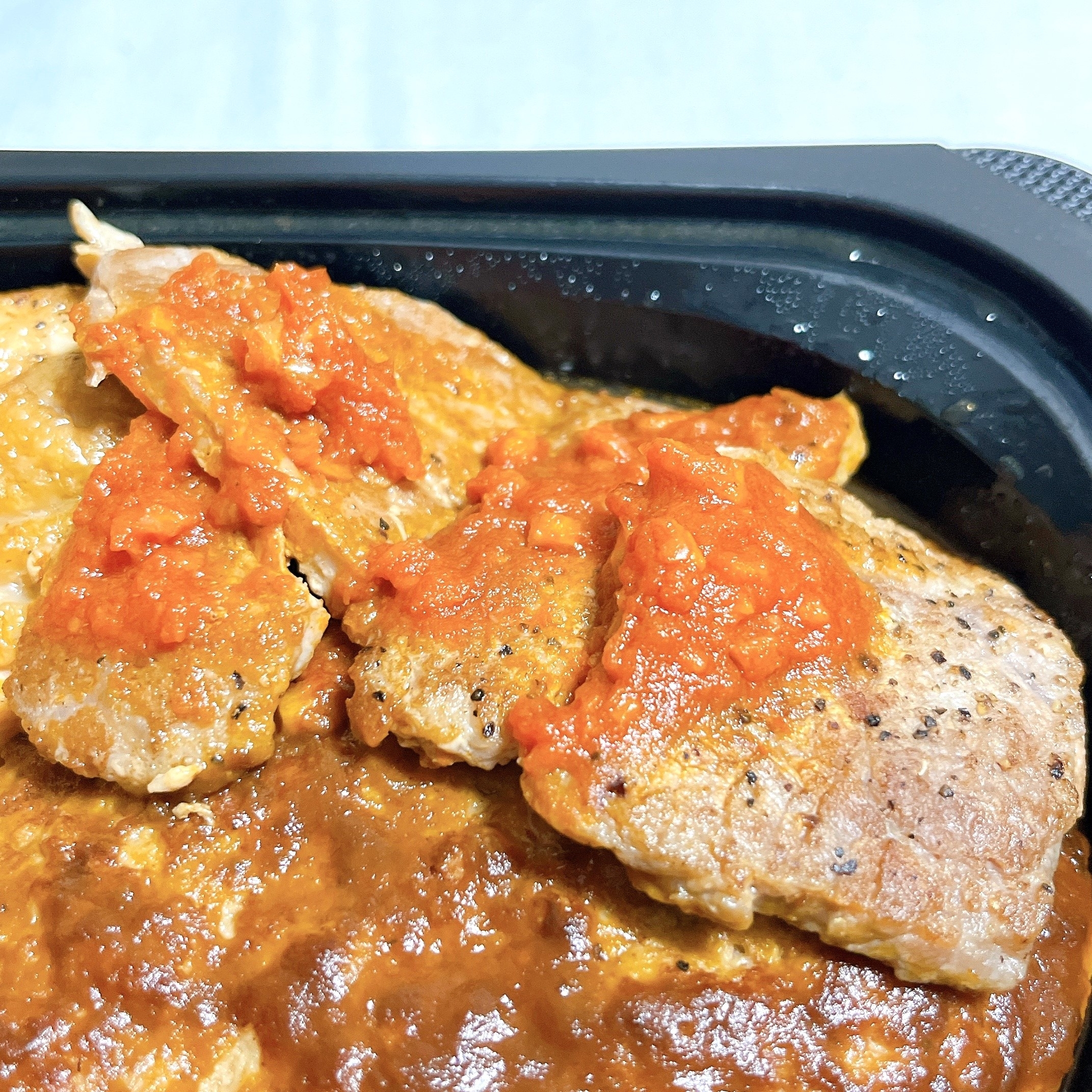 ガストのオススメのメニュー「カットステーキ肉盛りプレート弁当」