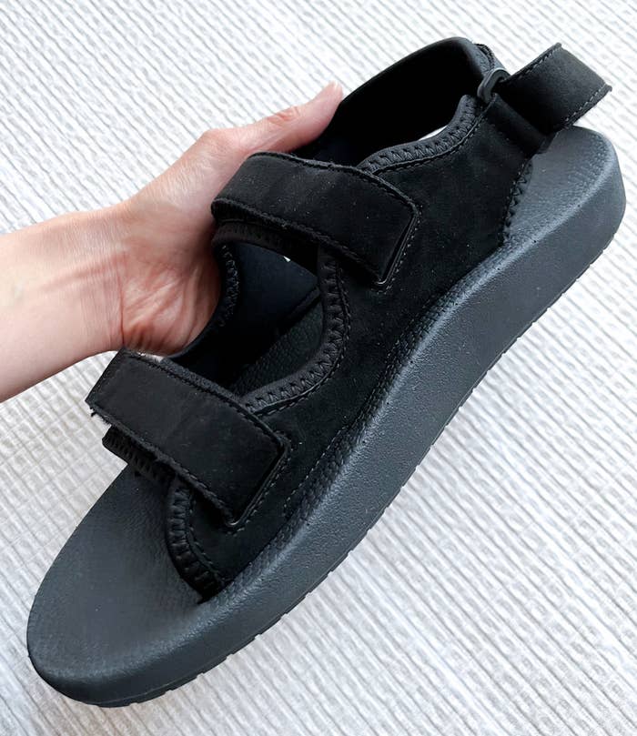 ユニクロの新作おすすめアイテム「サンダル」