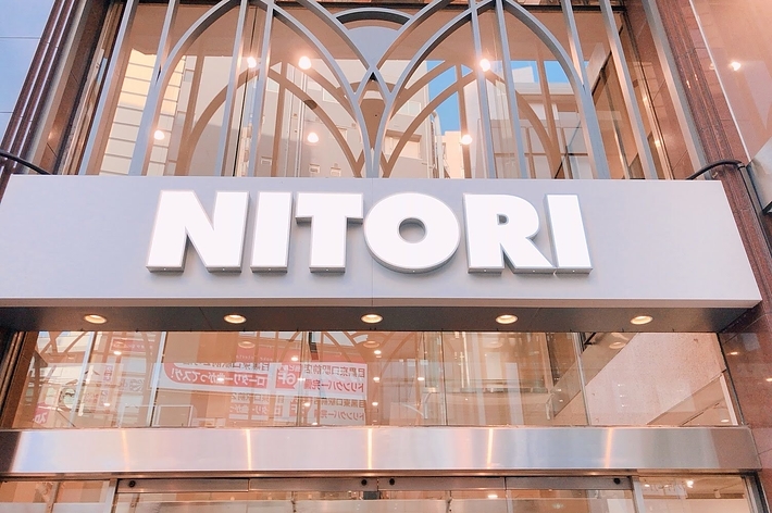 ニトリの店舗入り口看板