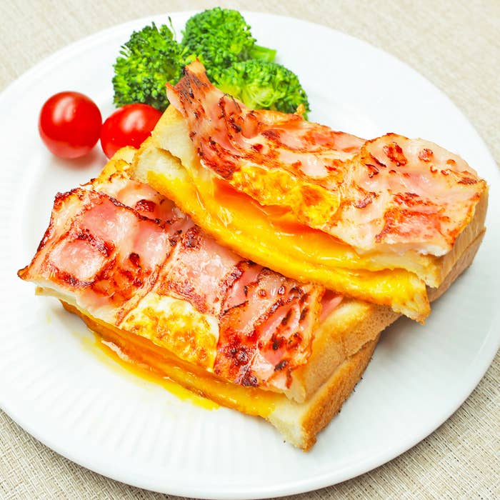 トーストの上にチーズとベーコンがのった料理が皿に盛られている。