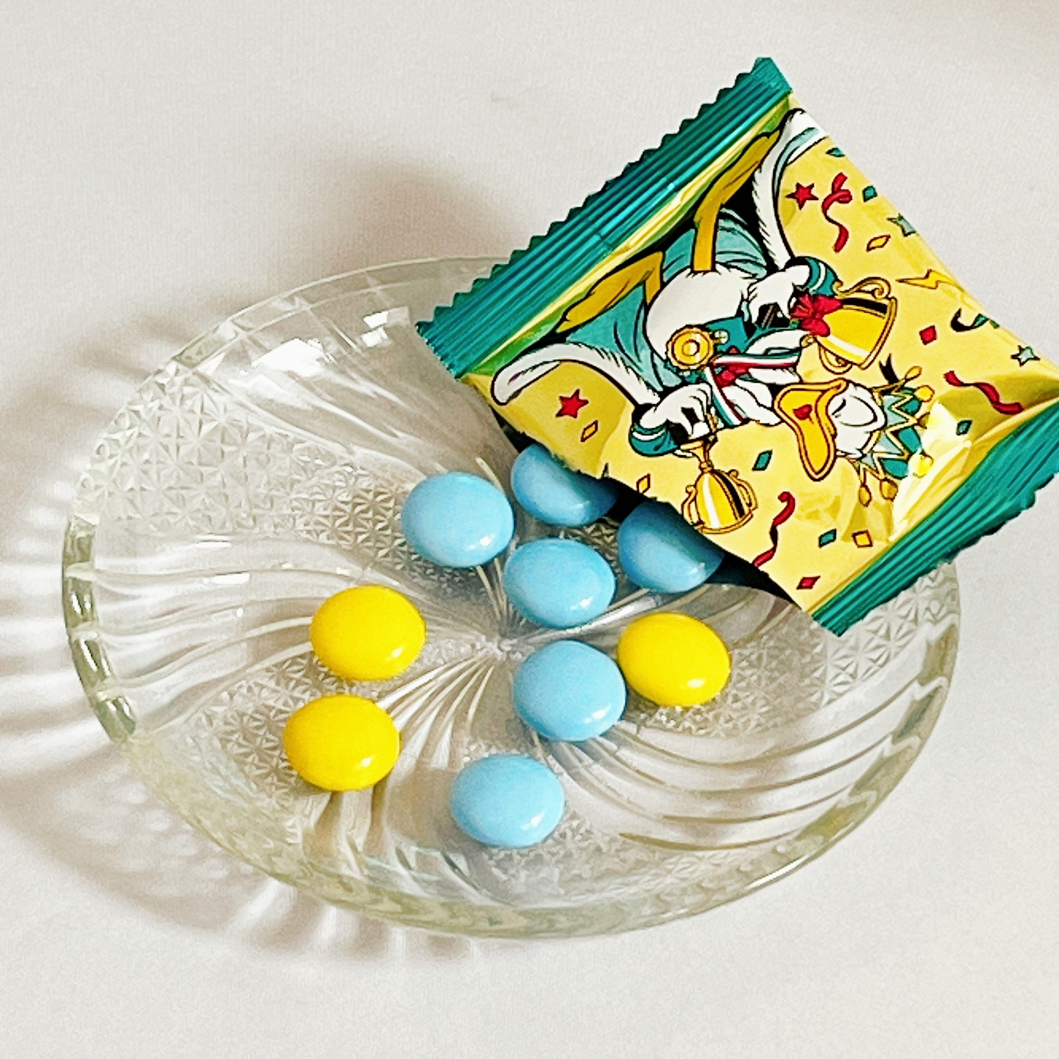東京ディズニーランドのおすすめお土産「カラフルチョコレート 紙箱 ドナルド」