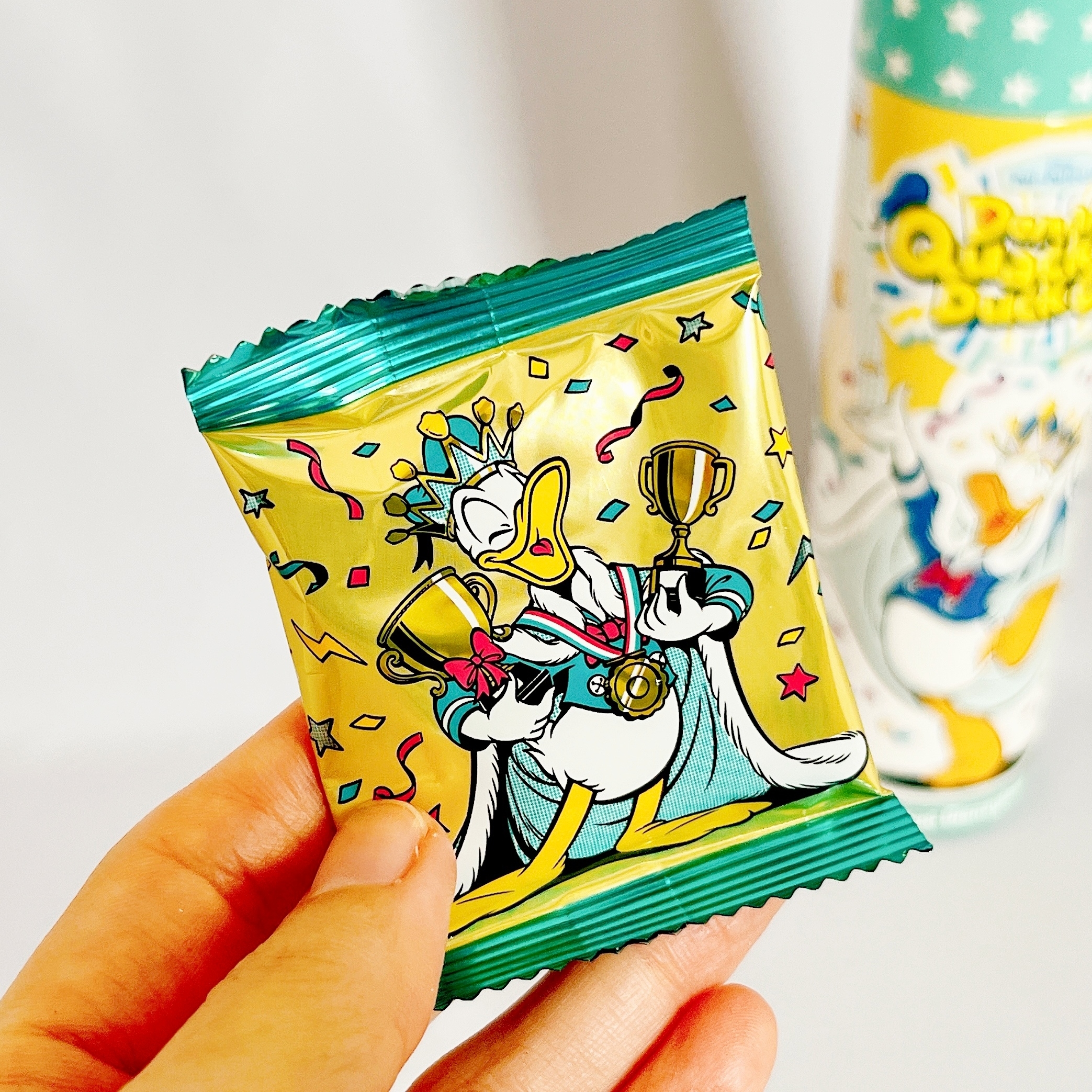 東京ディズニーランドのおすすめお土産「カラフルチョコレート 紙箱 ドナルド」