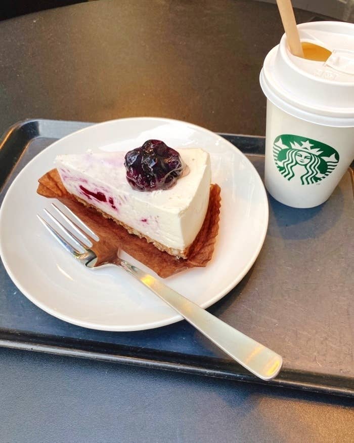 Starbucks Coffee(スターバックスコーヒー)のおすすめスイーツ「ブルーベリーレアチーズケーキ」