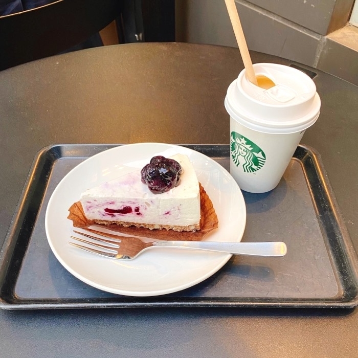 Starbucks Coffee(スターバックスコーヒー)のおすすめスイーツ「ブルーベリーレアチーズケーキ」