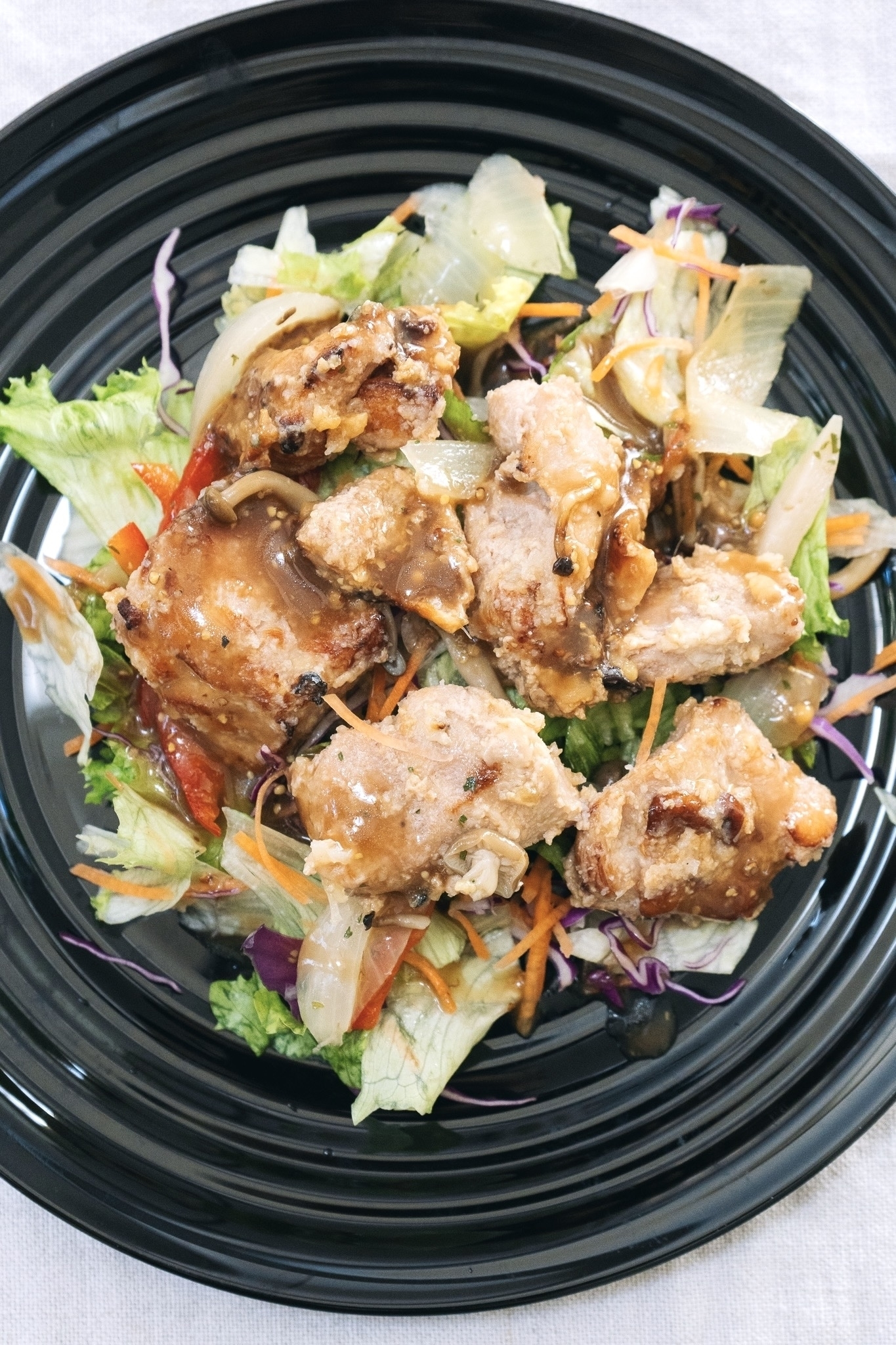 セブンイレブンのオススメのフード「米糀チキンとキノコマリネのサラダ」