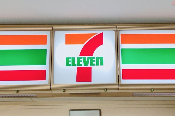 セブンイレブンの店舗入り口の看板が写っています。