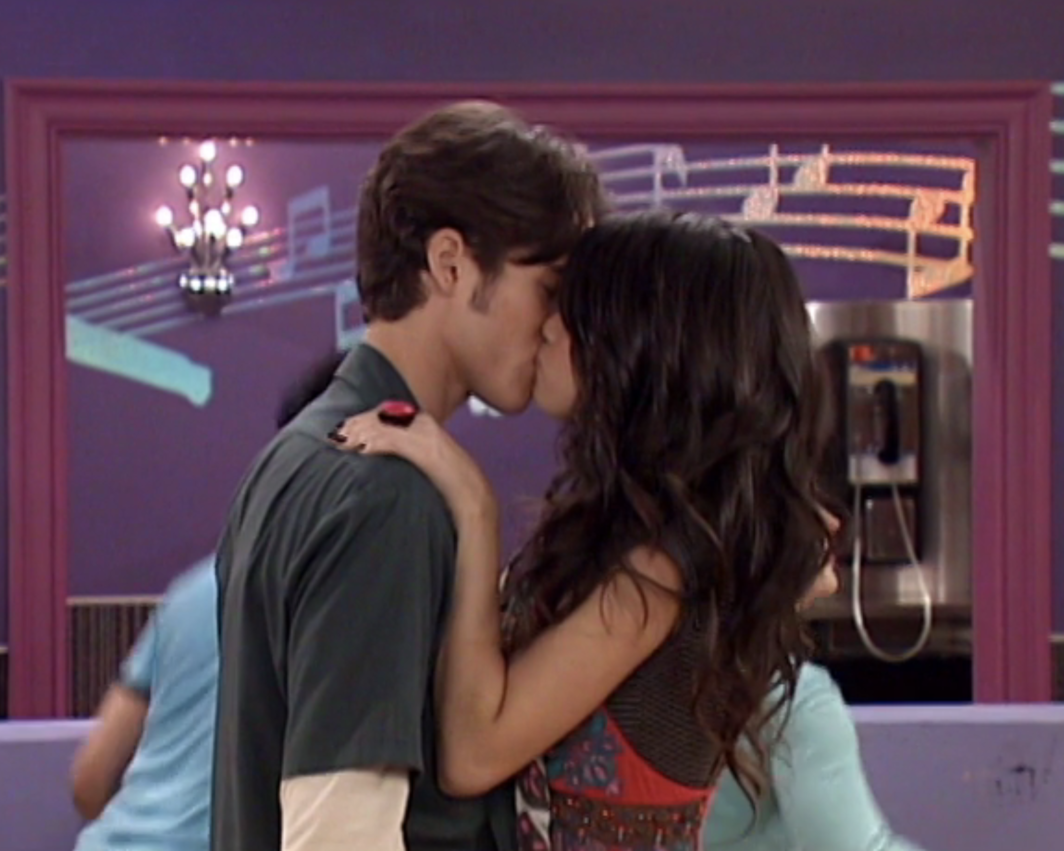 Dan and Selena kissing