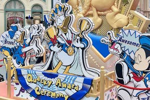 ディズニーキャラクターがチャッキーアワードの装飾に囲まれたテーマパークの展示。