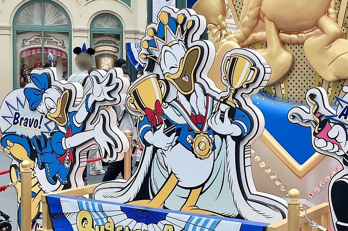 ディズニーキャラクターが賞を受ける装飾のある展示物。