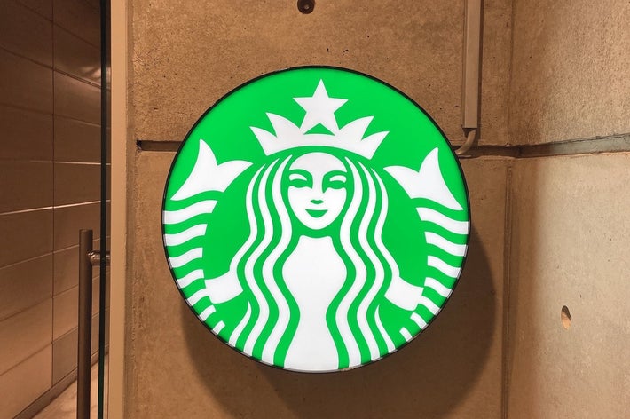 スターバックスのロゴが掲げられた看板