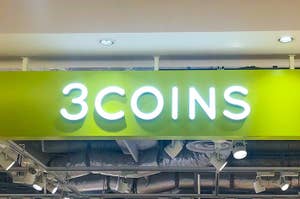 店舗の看板に「3COINS」と書かれています。