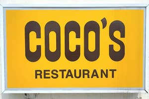 ココズレストランの看板