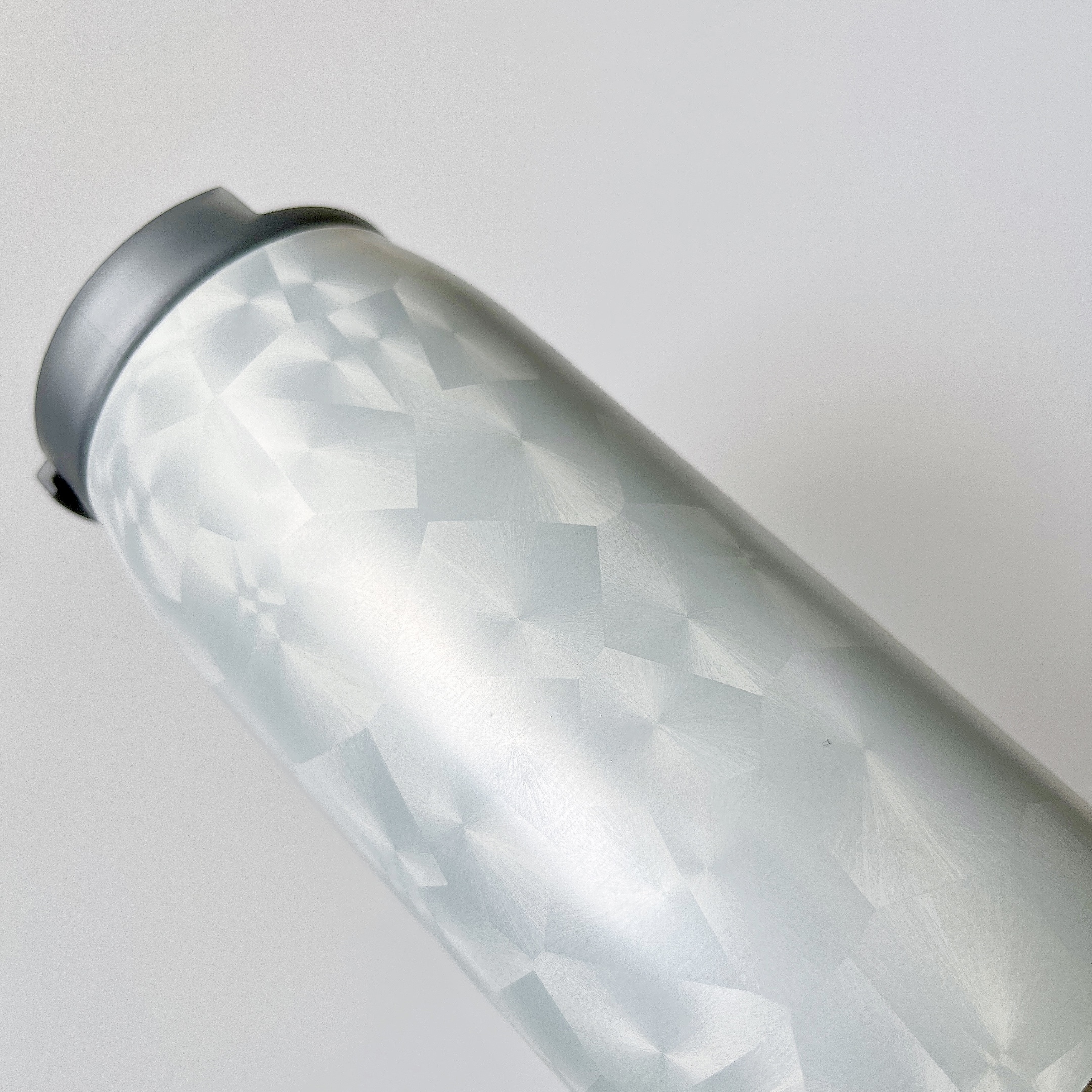 めちゃかわいい天才！スタバの「限定ボトル」雪の結晶みたいで美しい〜！