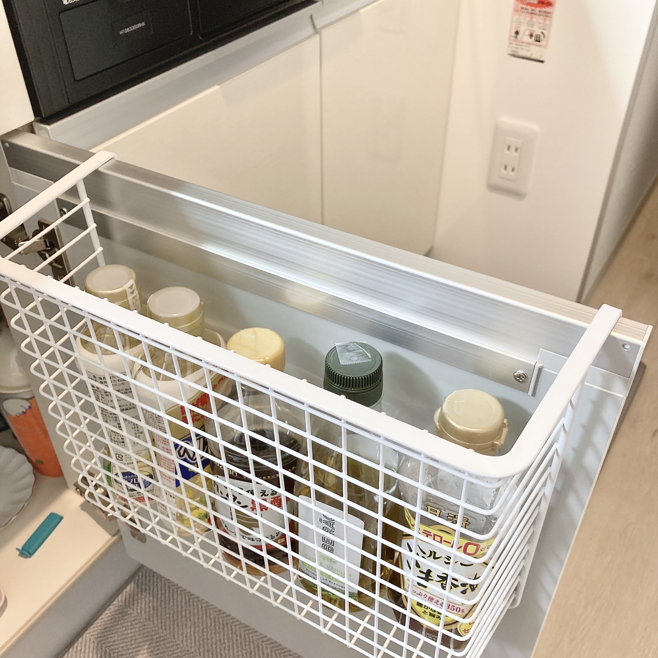 ニトリのキッチンで役立つ収納アイテム「吊り戸棚バスケット FLAT」