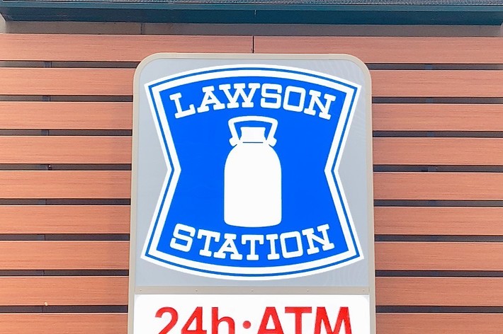 ローソンステーションの看板。24時間利用可能なATMの表示あり。