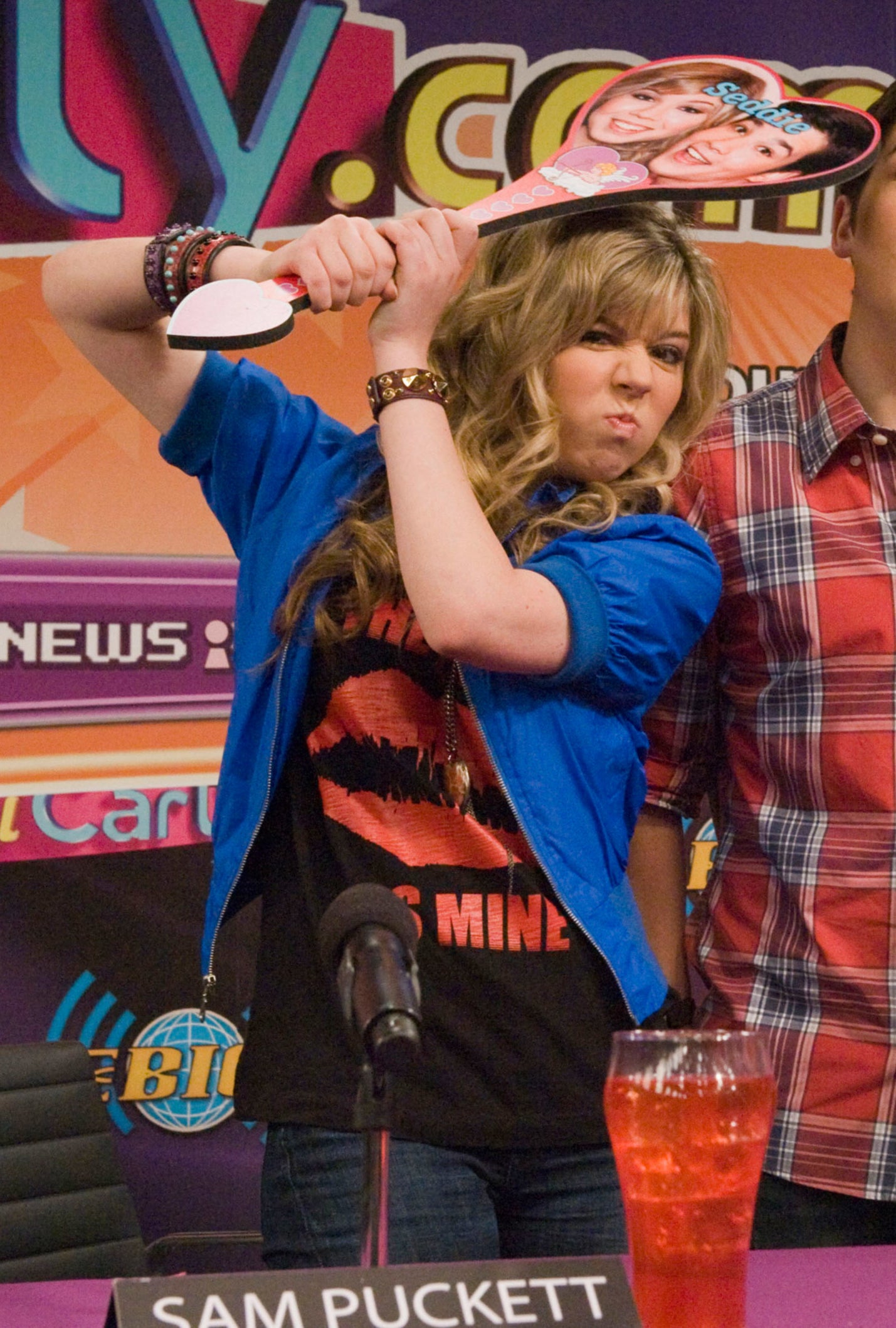 in a scene, Sam brandishing a heart-shaped &quot;Seddie&quot; sign