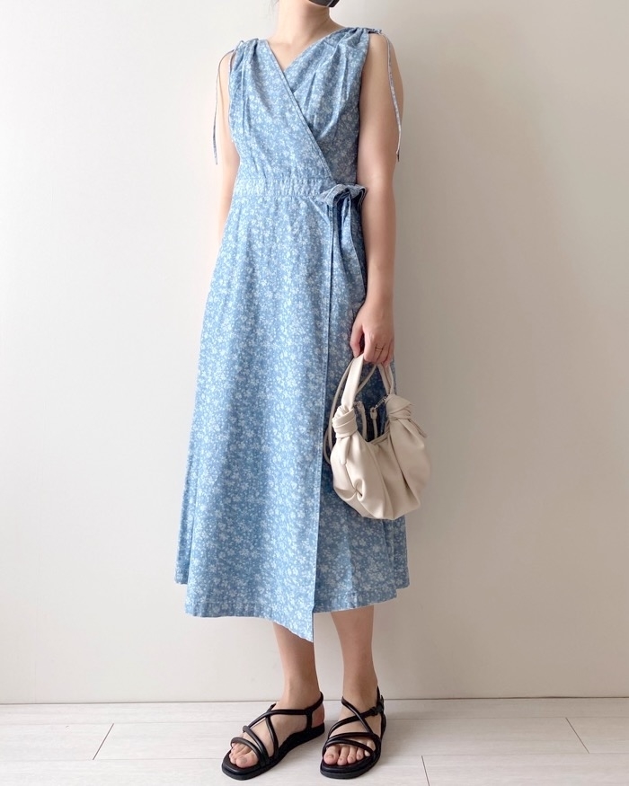 ユニクロのおすすめファッションアイテム「ラップワンピース(ノースリーブ)」