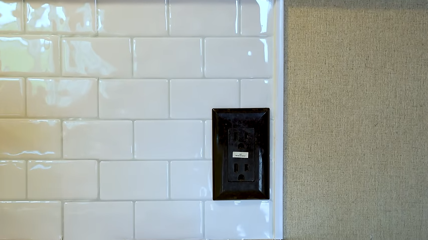 peel and stick tile on kitchen wall