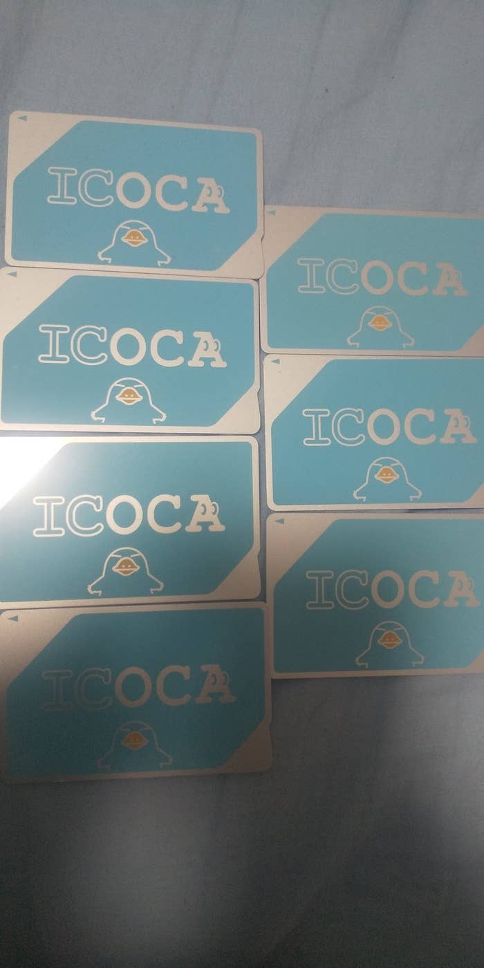 7枚の交通系IC「ICOCA」が並んでいる。