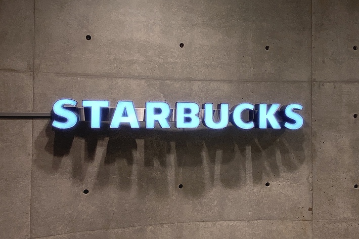 スターバックスのロゴが壁に取り付けられている写真です。