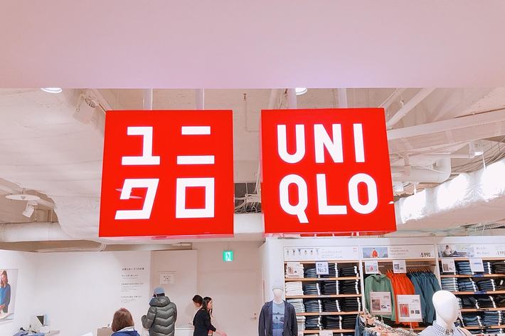 ユニクロの店内、看板には「ユニクロ」と日本語と英語のロゴ。