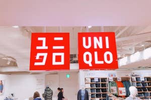 ユニクロの店内、看板には「ユニクロ」と日本語と英語のロゴ。