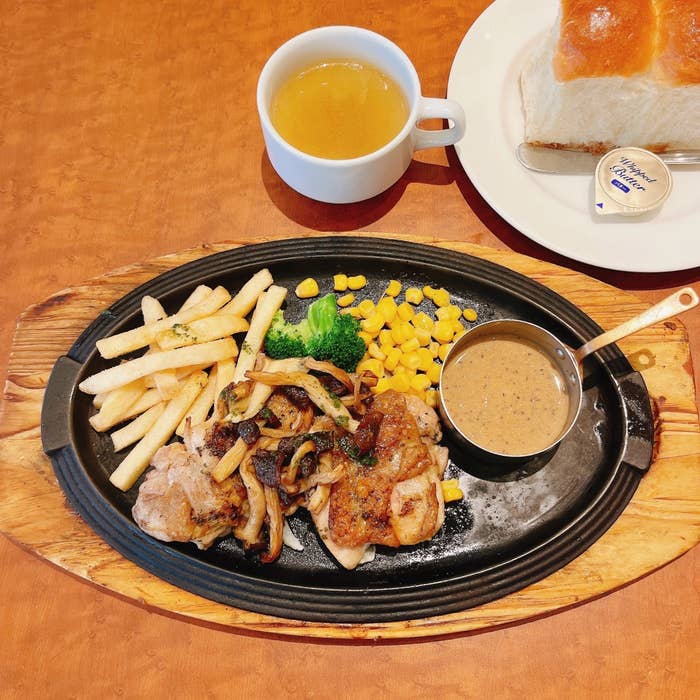 ロイヤルホストのおすすめメニュー「チキングリルポルチーニクリームソースランチ(スープ・ライス付)」