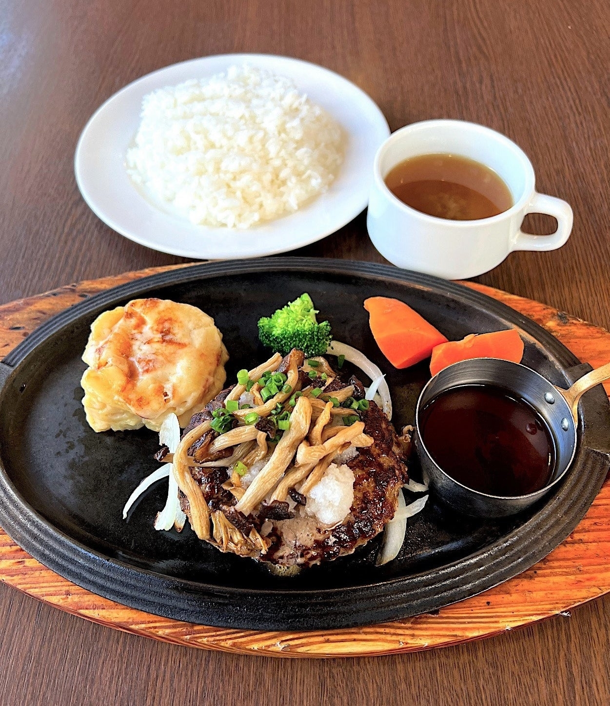 ロイヤルホストのおすすめメニュー「黒×黒ハンバーグランチ」