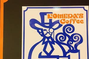 ロメダスコーヒーのロゴ、帽子をかぶった人物とコーヒーカップが特徴。
