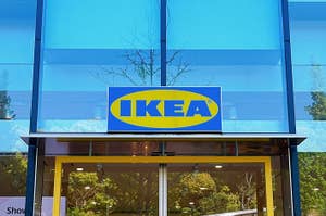 IKEAの店舗入り口、ガラス扉とIKEAのロゴが見える