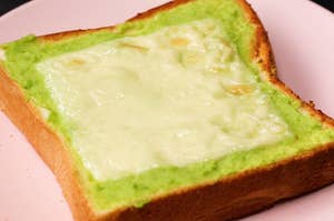 パンに緑のクリームが塗られている。