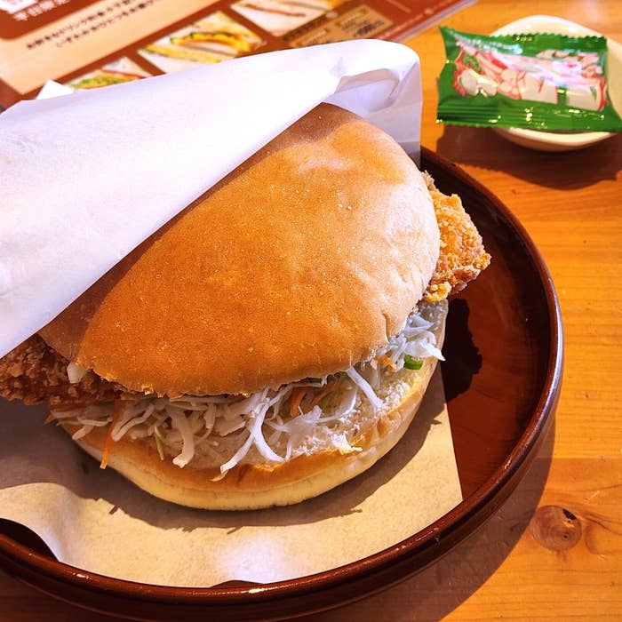 コメダ珈琲店のおすすめフード「鶏タツタバーガー」