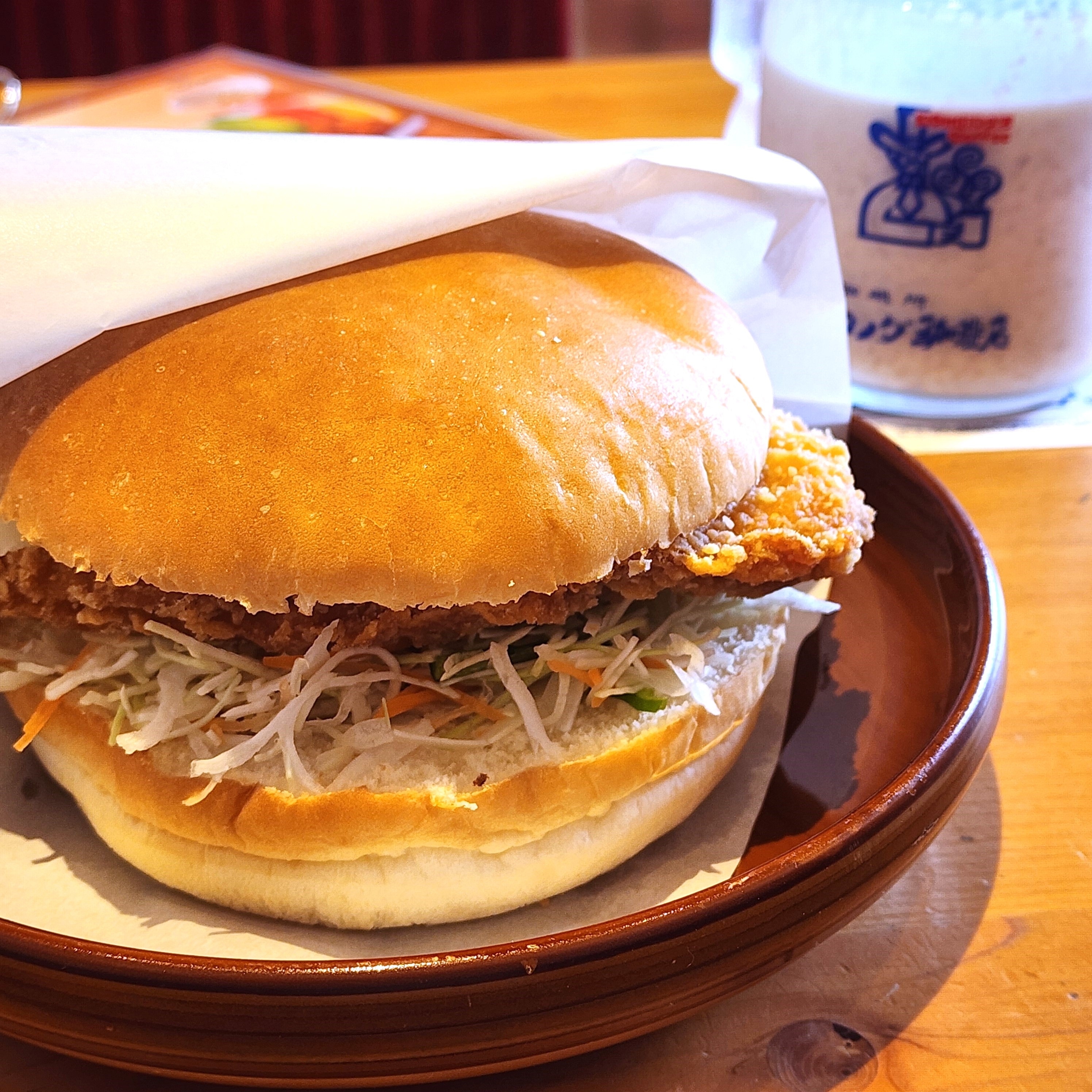 コメダ珈琲店のおすすめフード「鶏タツタバーガー」