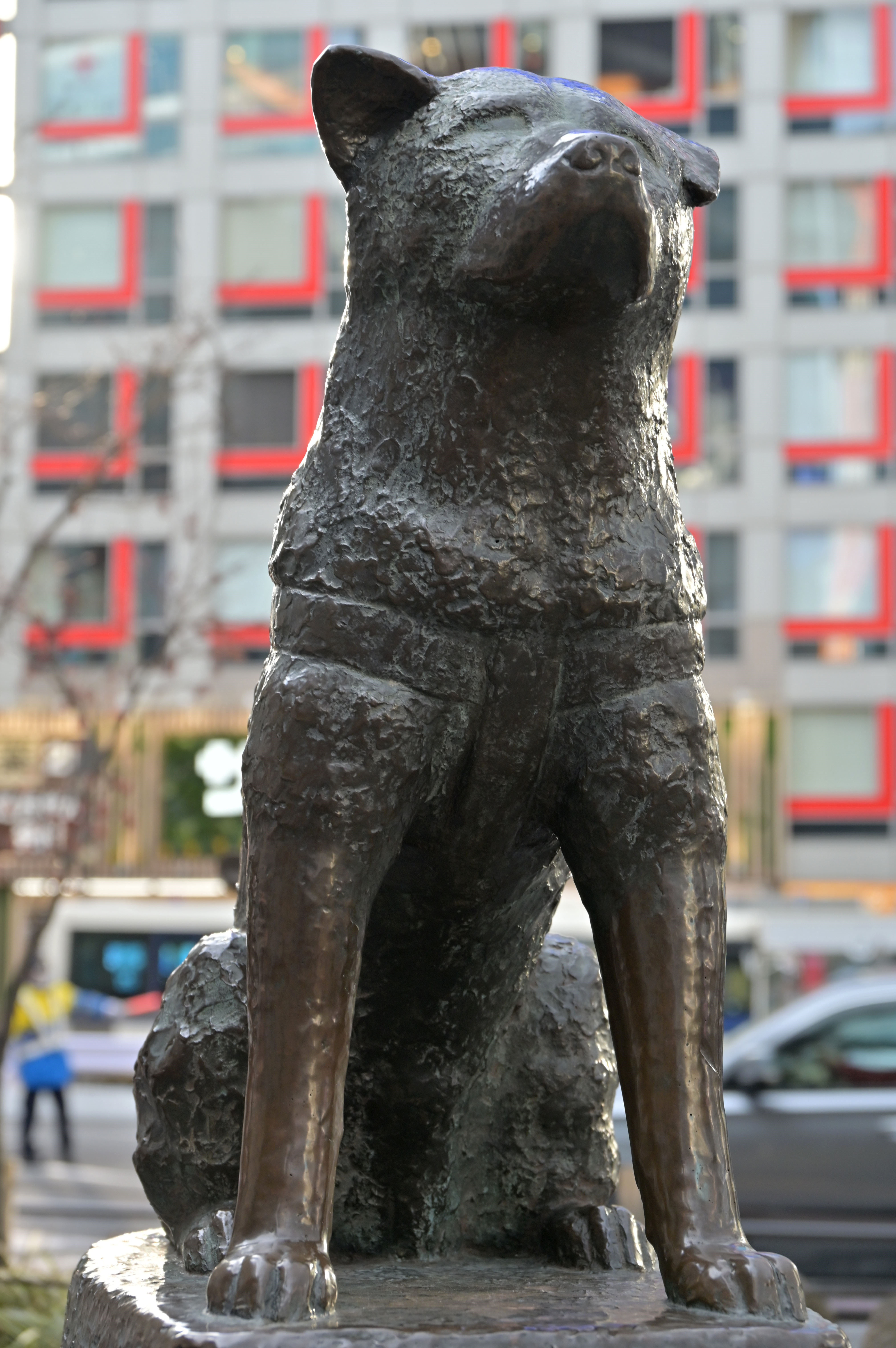 銅像の前に立つ忠犬の像。