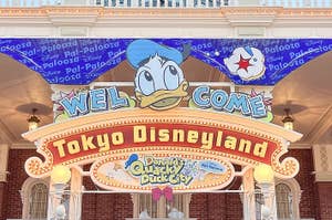 東京ディズニーランドの入口にある「WELCOME」の看板とドナルドダックの装飾がある様子。
