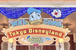 東京ディズニーランドの入口看板、ドナルドダックのイラスト付きで「WELCOME」の文字が大きく表示。