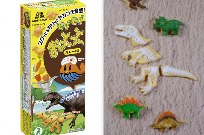 恐竜のおまけがついた森永のチョコボールの箱と砂場に置かれた恐竜のおもちゃ。