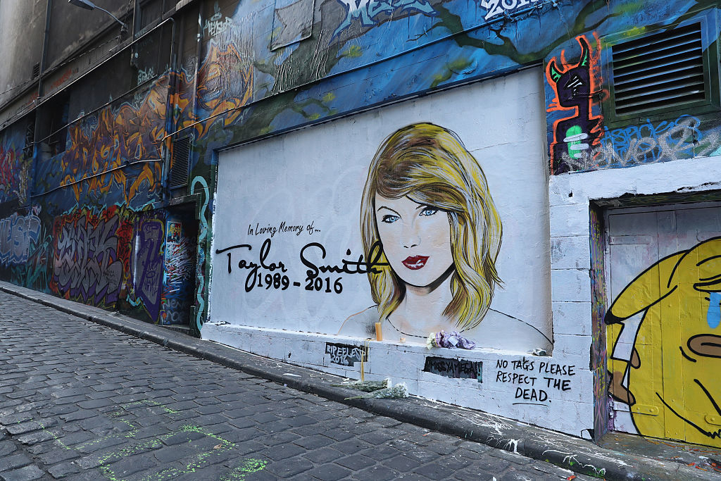 Graffiti tribute to Taylor Swift with a portrait and dates, 1989-2016