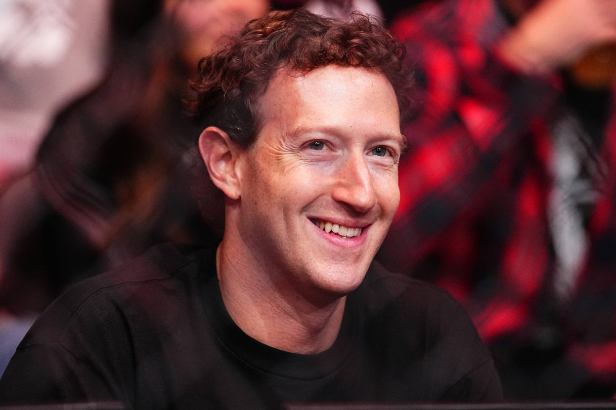 I'm Seriously Laughing At Everyone Thirsting Over Mark Zuckerberg After Someone Gave Him A "Fake" Beard