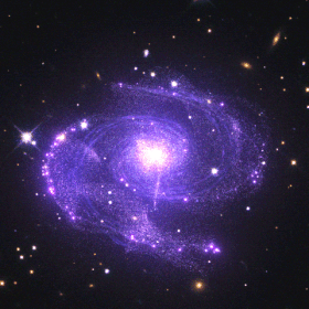 Galaxia espiral con estructuras brillantes y áreas oscuras, rodeada de estrellas