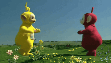 Los personajes Tinky Winky y Laa-Laa de los Teletubbies bailando en un campo con flores
