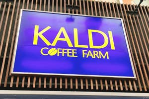 店舗の看板に「KALDI COFFEE FARM」と書かれています。