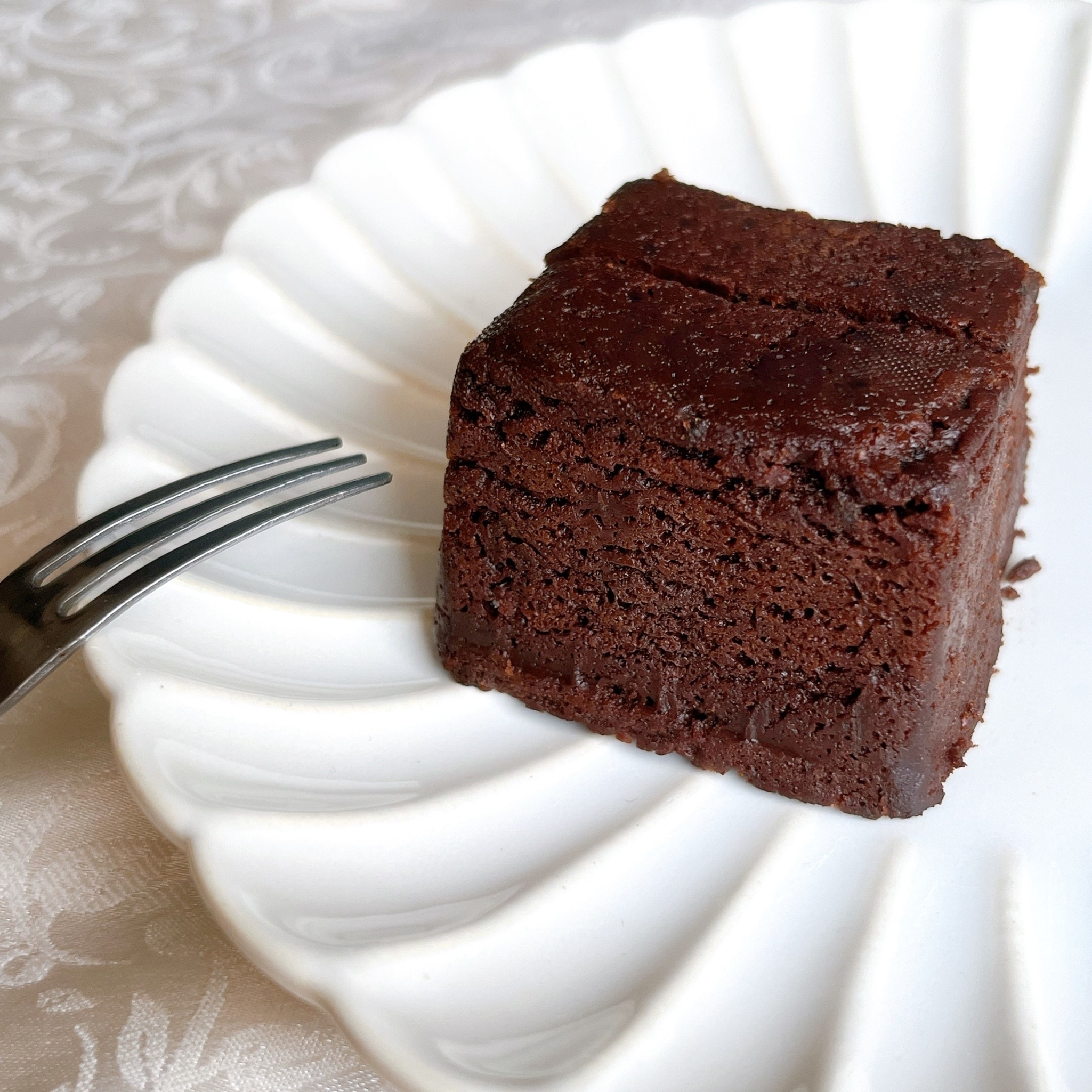 DAISO(ダイソー)の「プレート(菊、約19.5cm、ホワイト)」