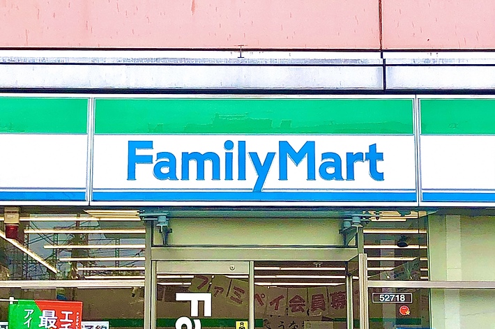 ファミリーマートの店舗入り口、自動ドアが見える。