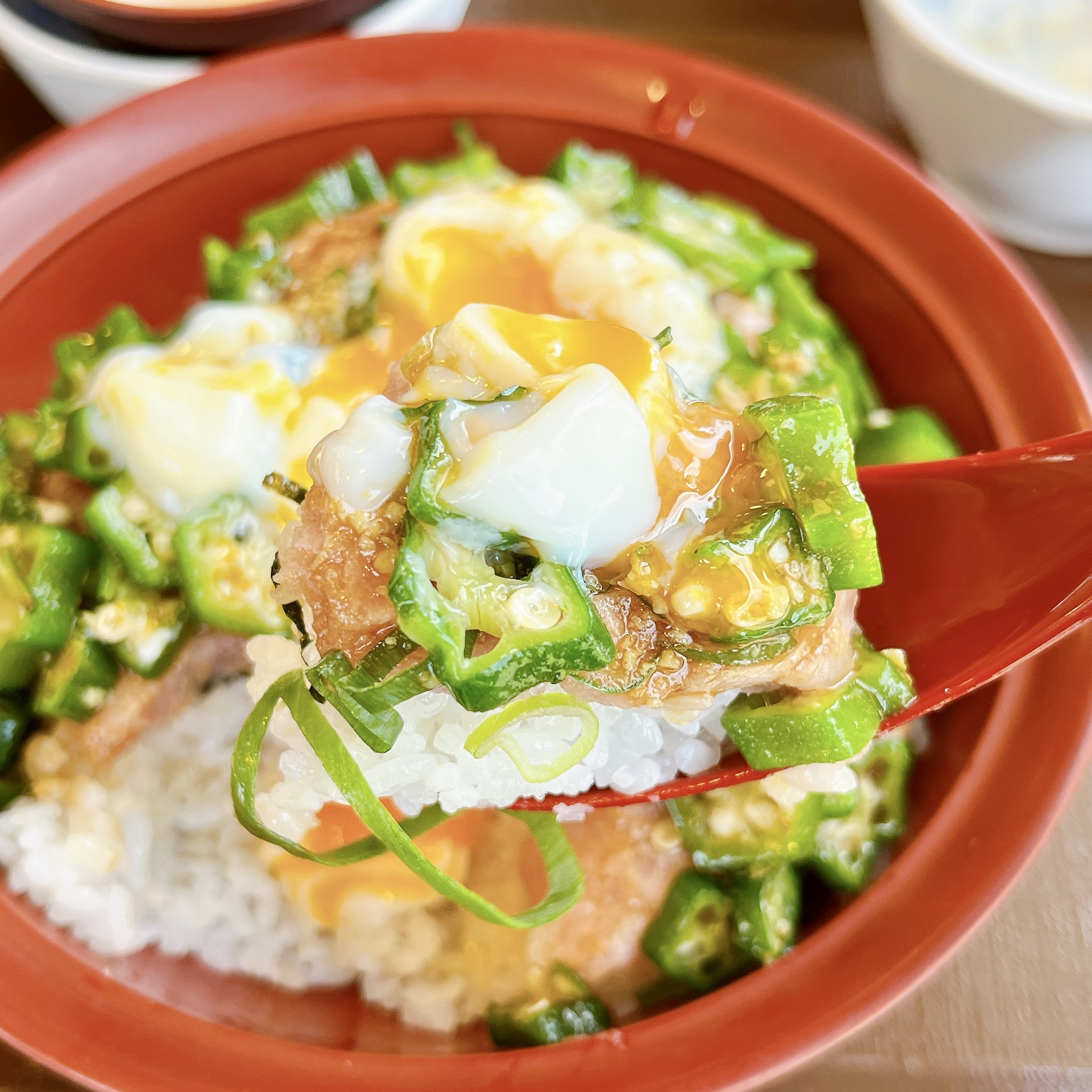 すき家の「まぐろたたき丼」アレンジメニュー