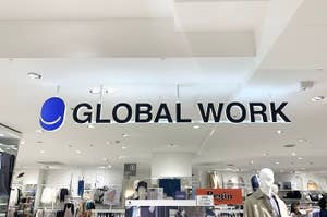 店内にある「GLOBAL WORK」の看板。マネキンと衣服が見えます。