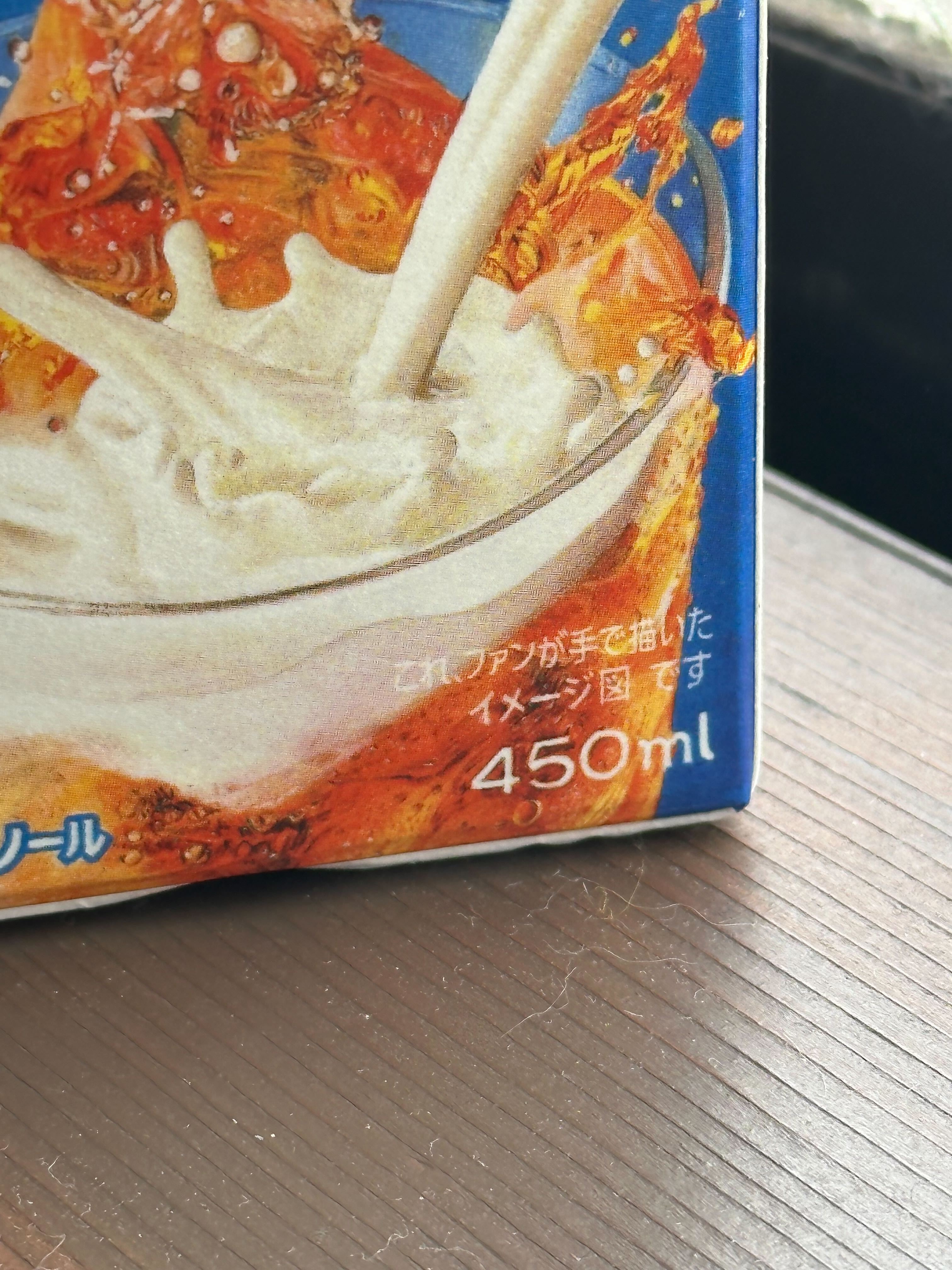 ジュースパッケージに描かれたフルーツと波しぶき。